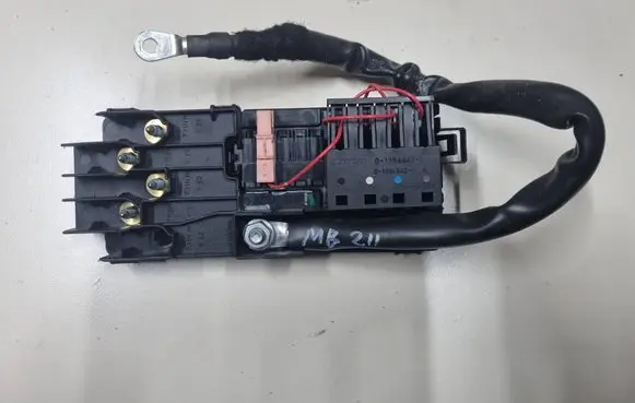 Mercedes-Benz E W211 Fuse module 013948411 E0000031 013948421