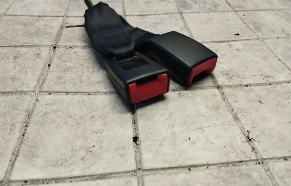 Mazda 3 I Rear seatbelt buckle