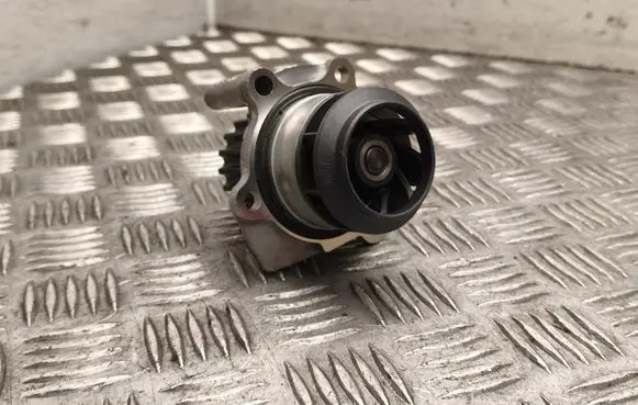 Volkswagen Polo IV 9N3 Water pump 045121011H