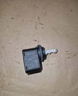 Headlight level adjustment motor