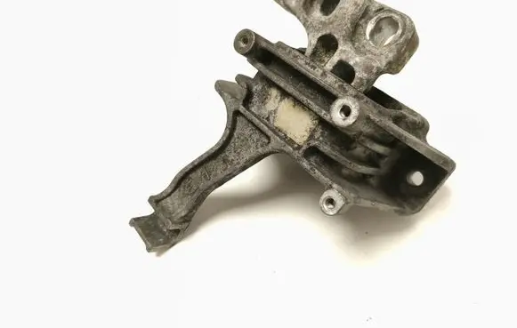 Volkswagen PASSAT B8 Engine mount bracket 5Q0199262BH