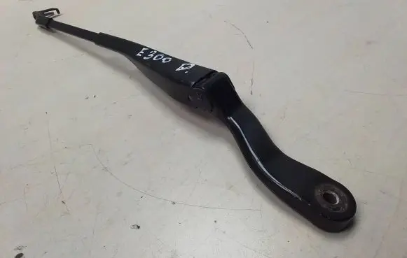Mercedes-Benz E W211 Front wiper blade arm A2118200344
