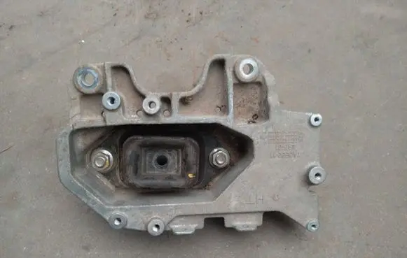 Nissan Pulsar Gearbox mounting bracket 1A0E3211