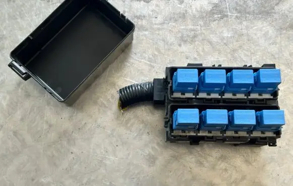 Nissan Juke I F15 Relay mounting block 
