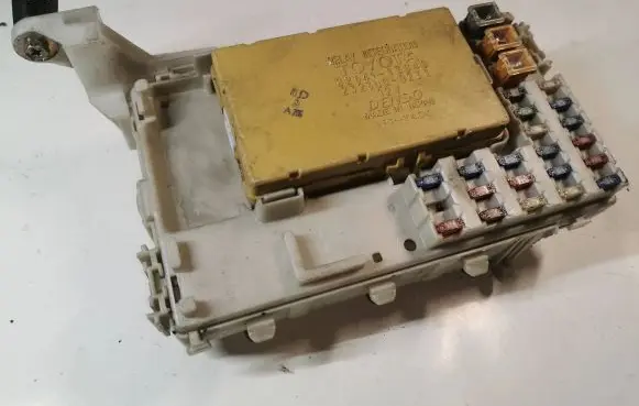 Toyota Corolla E120 E130 Fuse module 8264113040