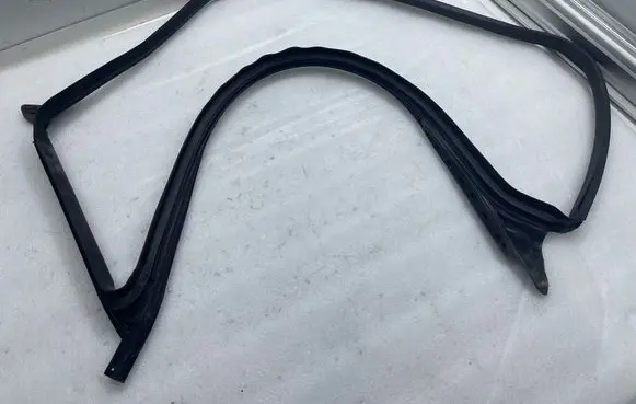 Tesla Model 3 Rubber seal front door (on door) 1090493 156293