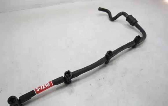 Volkswagen PASSAT B6 Fuel injector supply line/pipe 