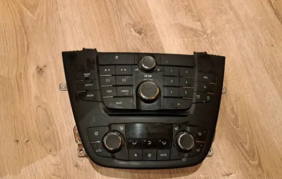Head unit multimedia control