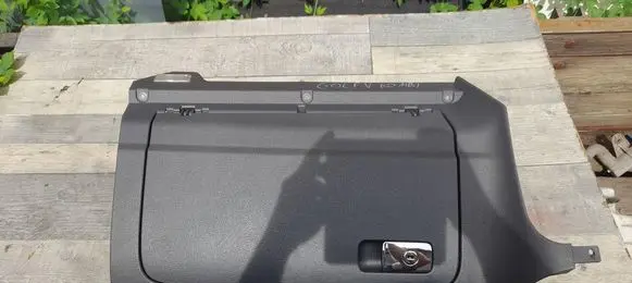 Volkswagen Golf V Glove box