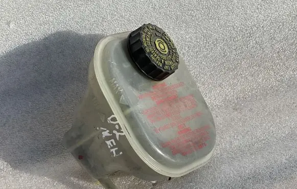 Audi A8 S8 D2 4D Brake fluid reservoir 4D0611301f