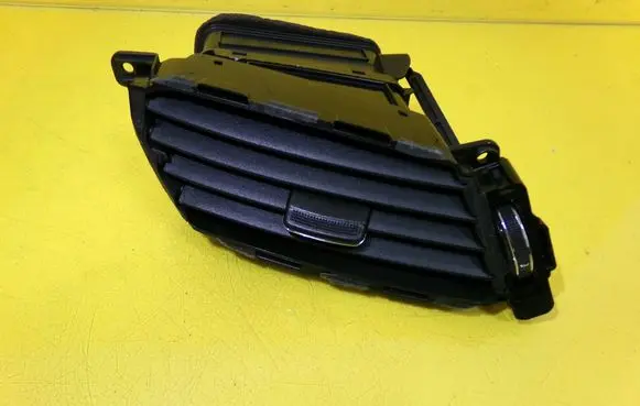Hyundai Veloster Dashboard side air vent grill/cover trim U09A12