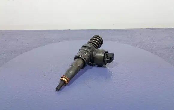 Volkswagen PASSAT B6 Fuel injector 038130073BQ