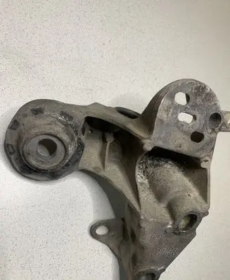 Volkswagen PASSAT B5.5 Engine mounting bracket 4B0199352B