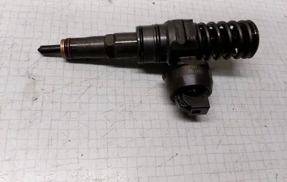 Volkswagen PASSAT B6 Fuel injector 038130073AG 0414720215