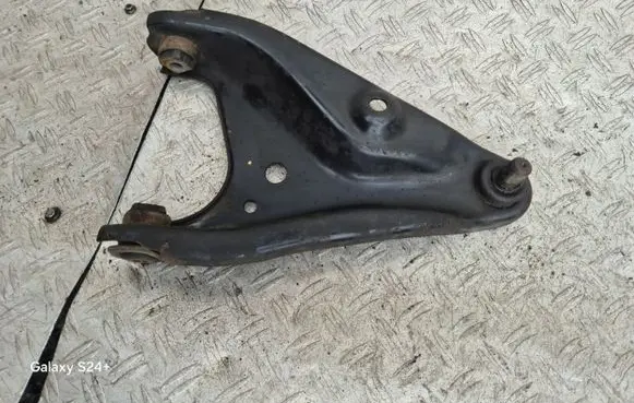 Dacia Sandero Front lower control arm/wishbone