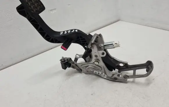 Toyota Verso-S Clutch pedal 