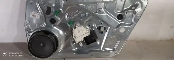 Volkswagen Tiguan Front door window regulator with motor 5N0837756