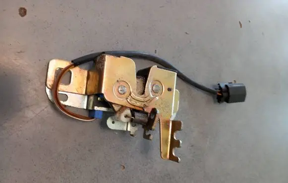 Ford Mondeo MK II Tailgate/trunk/boot lock/catch/latch F43280AB