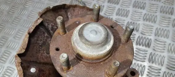 Mazda 626 Rear wheel hub