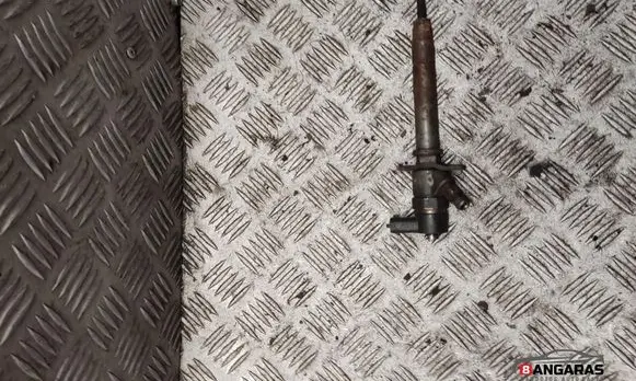 Volvo S80 Fuel injector 8658352