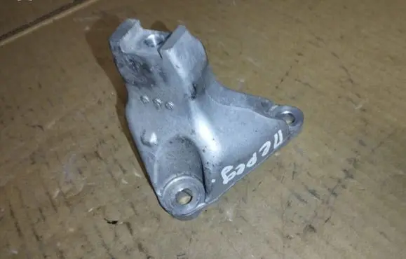 Honda Legend Engine mounting bracket 30SJA