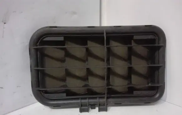 Quarter panel pressure vent