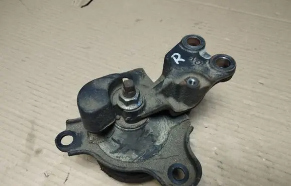 Honda Element Engine mount bracket