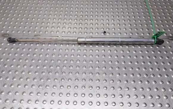 Volkswagen Polo IV 9N3 Front bonnet/hood damper/strut S26380353 6Q0823359
