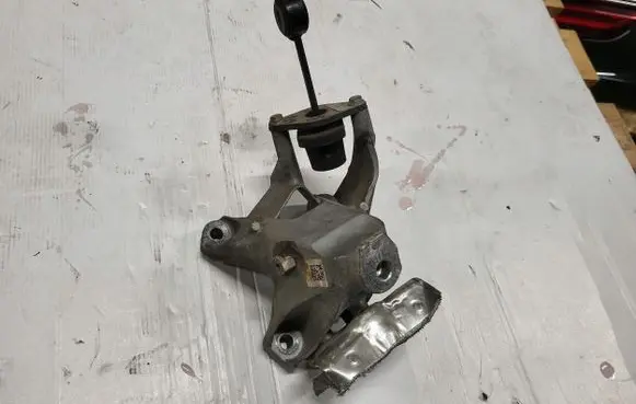 Audi Q7 4M Engine mounting bracket 4M0199307AF