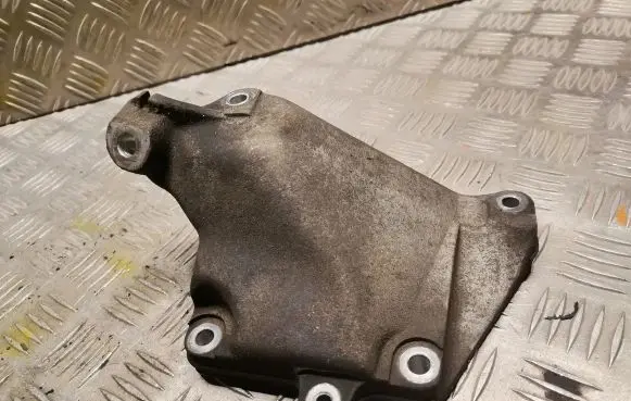 Engine mounting bracket