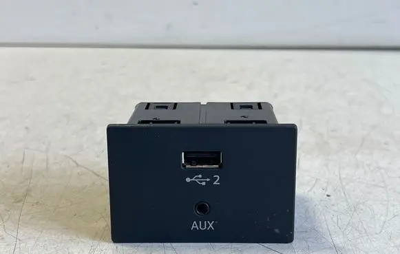 Audi Q2 - USB socket connector 8V0035708