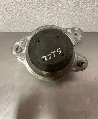 Mercedes-Benz S W222 Engine mount bracket