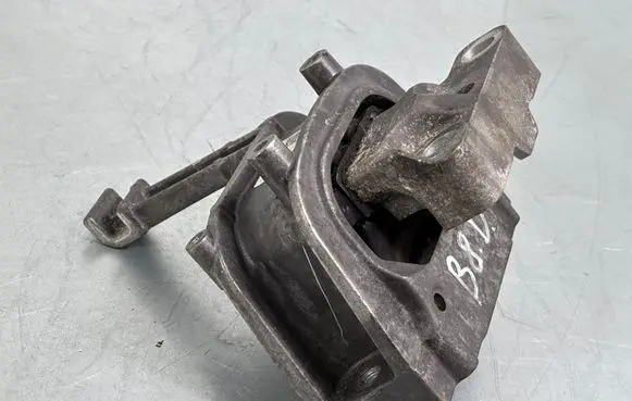 Volkswagen PASSAT B8 Engine mount bracket 3Q0199262J