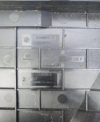 Volkswagen Golf Plus Fuse box cover 1K0937132F 014189871