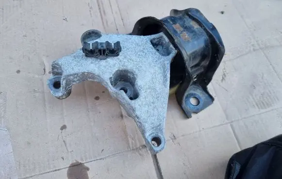 Renault Kangoo II Engine mount vacuum valve 112107673R