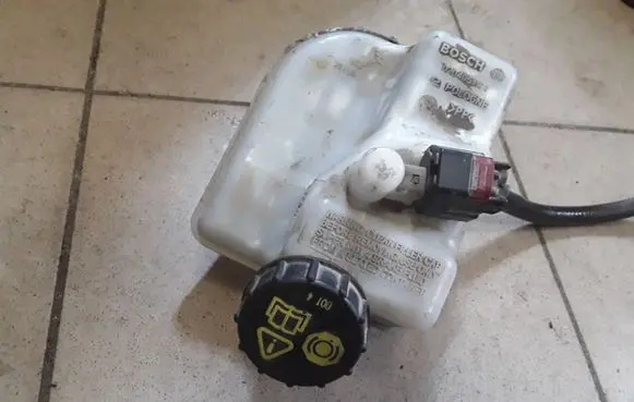 Ford Transit Brake fluid reservoir 0204051174