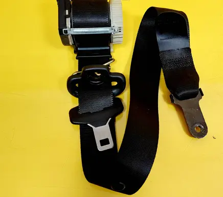 Ford Mondeo Mk III Front seatbelt 33012178