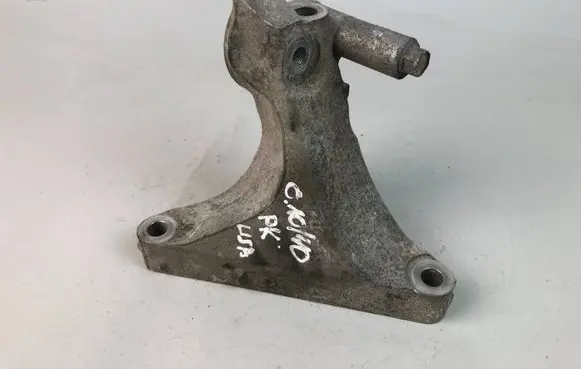 Subaru Outback Engine mounting bracket