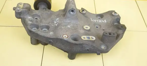 Mitsubishi Canter Engine mounting bracket 504371326 4P10