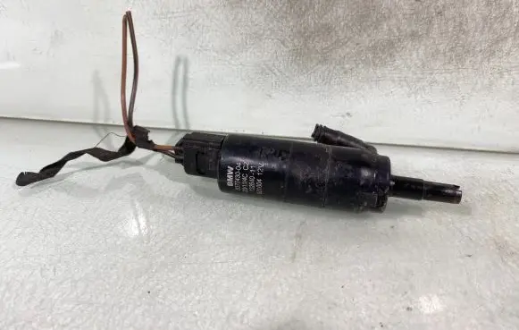 BMW 3 E92 E93 Headlight washer pump 837743004