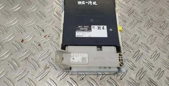 Toyota Yaris Fuse module 892210D120 8273052L70