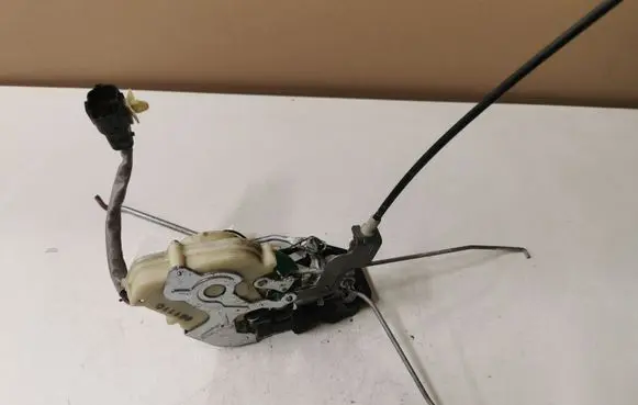 KIA Sorento Front door lock A045777 061110