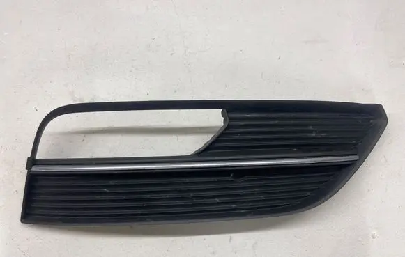 Audi A3 S3 8V Front fog light trim/grill 8V3807682A