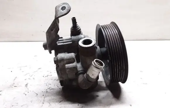 Toyota Avensis T250 Power steering pump
