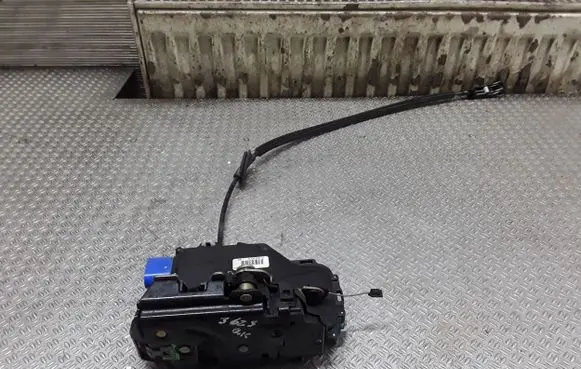 Volkswagen Golf Plus Rear door lock 7L0839015