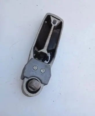 Volvo XC90 Engine mount bracket 31430195AA