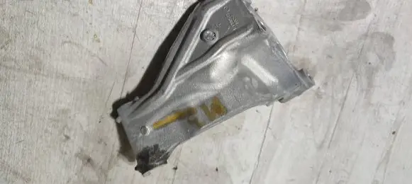 Mazda 3 III Generator/alternator bracket 