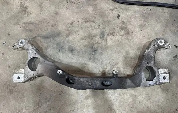 Volkswagen Touareg II Front subframe 7p0199207