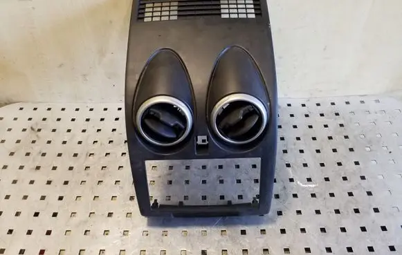 Nissan Qashqai Dash center air vent grill P10381A77100 K77770