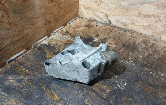 BMW 5 E39 Engine mounting bracket 1432237
